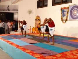 pokaz jogi dzieci ze szkoły w Bellur